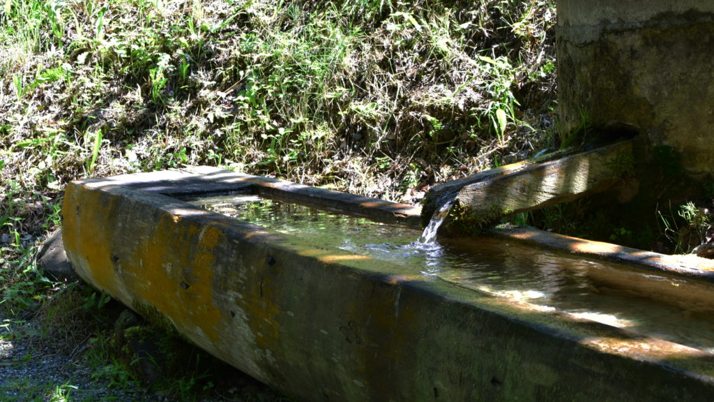 Brunnen am Weg