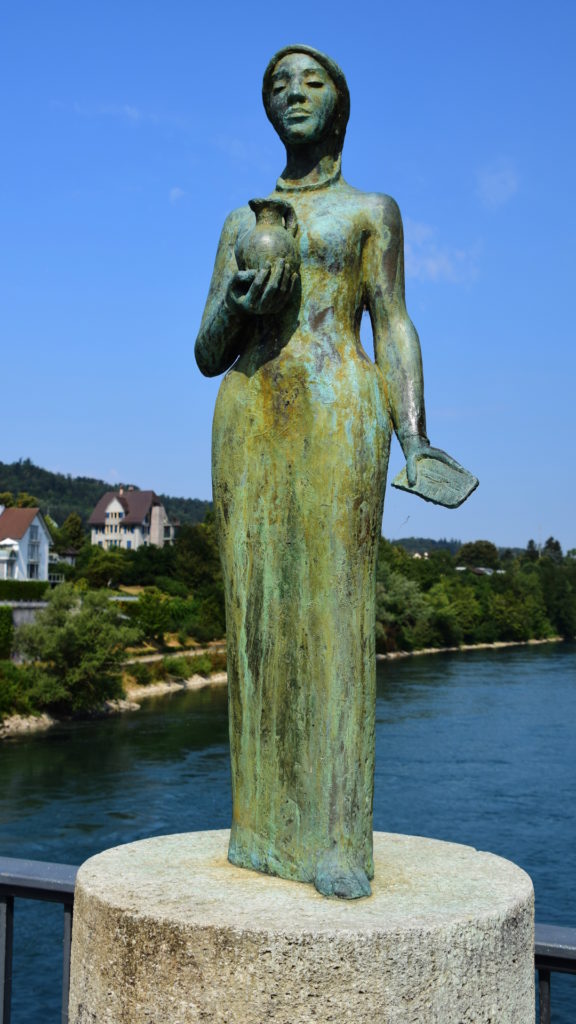Die heilige Verena auf der Rheinbrücke. Sie markiert die Grenze Schweiz-Deutschland