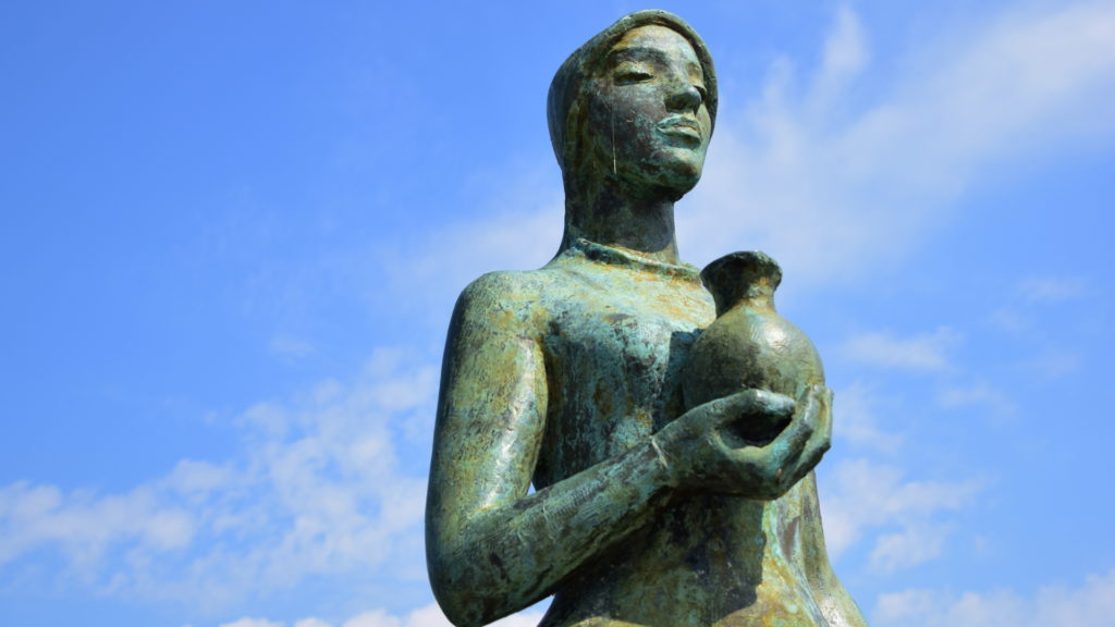 Die Statue der heiligen Verena steht auf der Brücke über den Rhein. Sie markiert die Grenze Schweiz/Deutschland