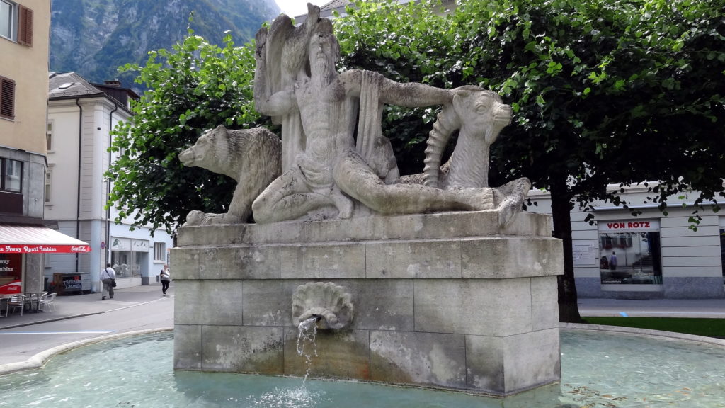 Brunnen beim Bahnhof Glarus |