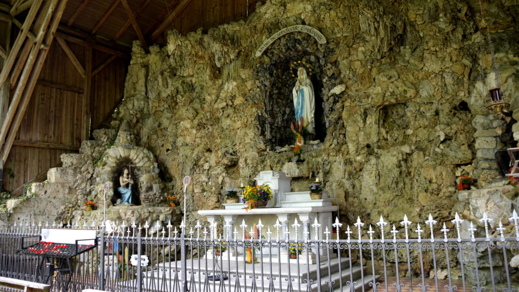 Lourdes-Grotte, sie wurde ca. 30 Jahre nach der Erscheinung in Lourdes vom Ortspfarrer hier eingerichtet