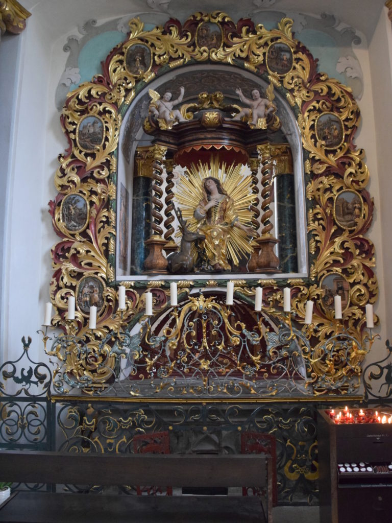 Grab der heiligen Idda von der Kapelle aus gesehen