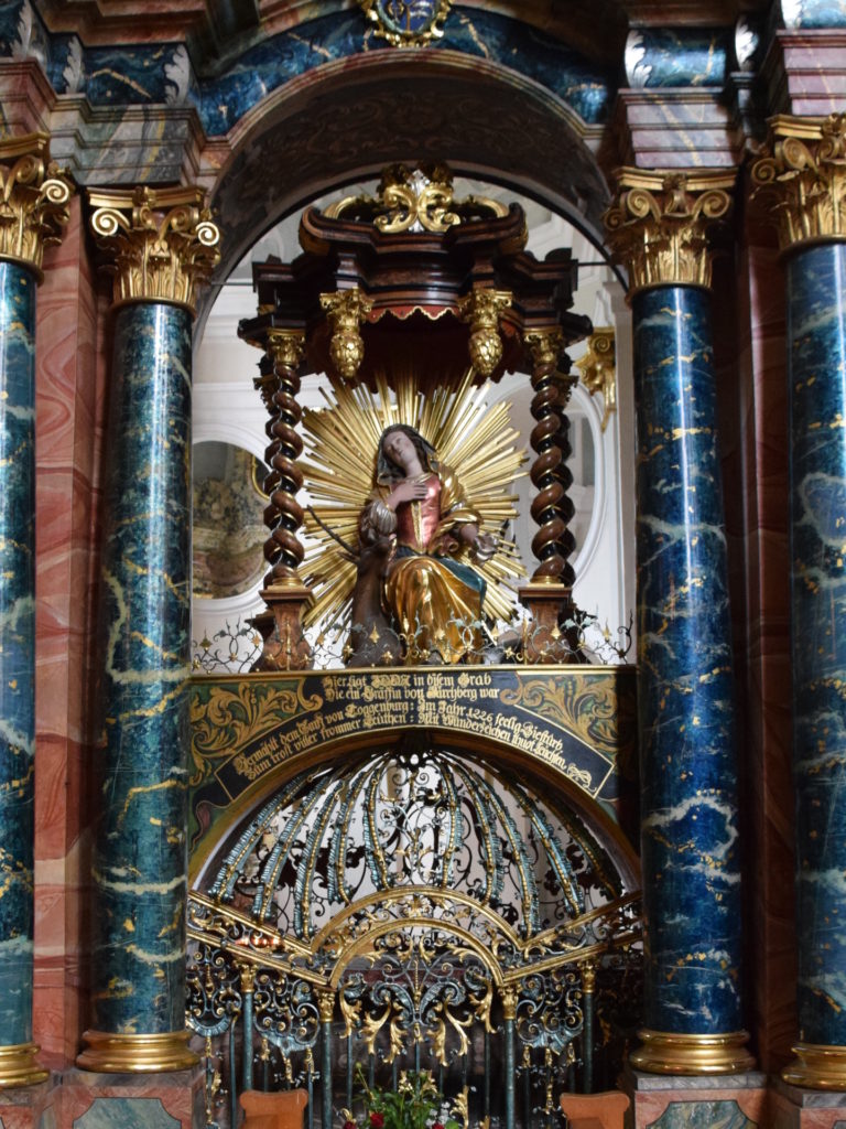 Grab der heiligen Idda (von der Kirche her gesehen)