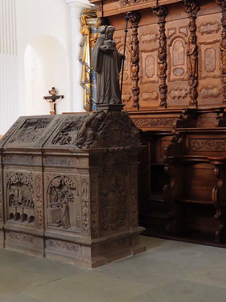Sarkophag des heiligen Fintan in der Kirche