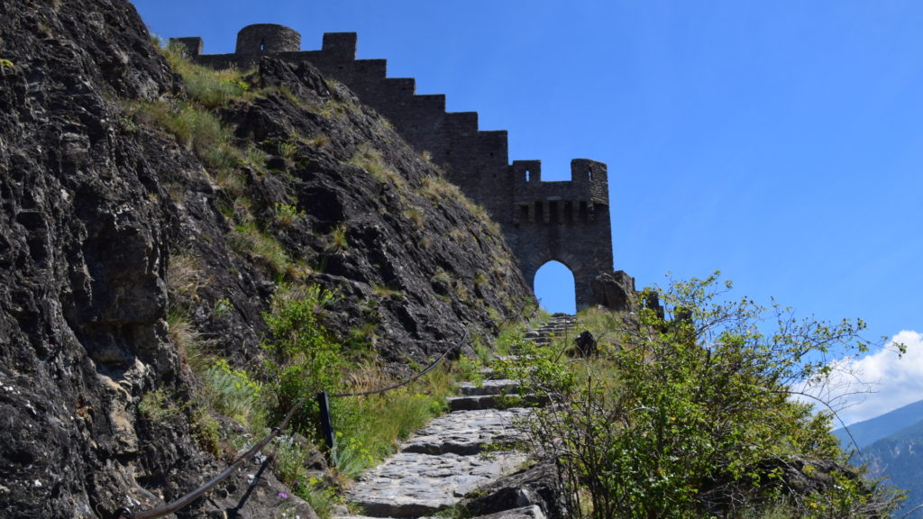 Aufstieg zum Château Tourbillon
