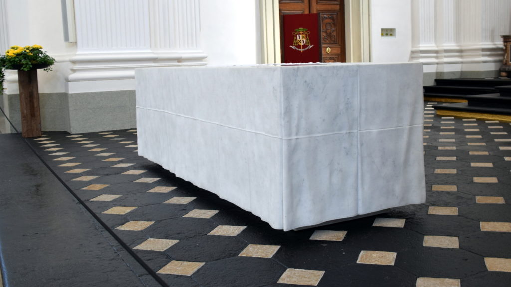 Altar mit dem marmorenen «Tischtuch»