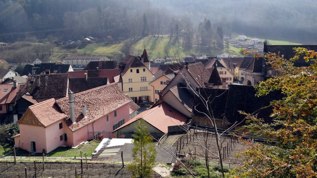 Aussicht auf St. Ursanne von Ursicinus Höhle aus gesehen