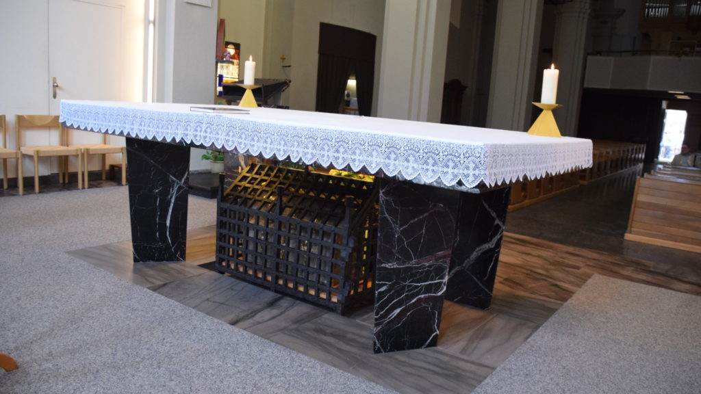 Altar mit dem Reliquienschrein darunter